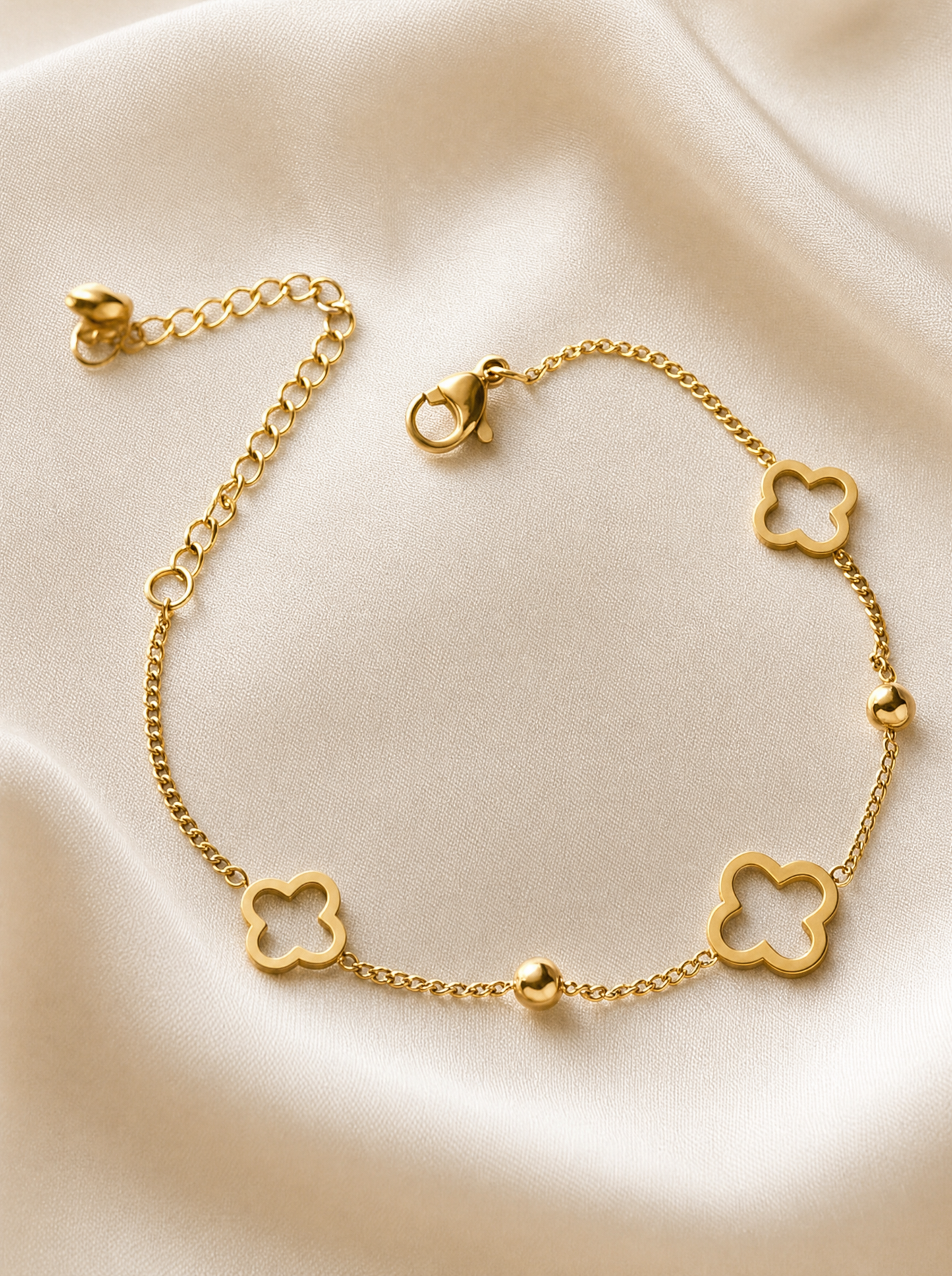 Four-leaf clover chain bracelet, 18K gold plated, flat lay detail