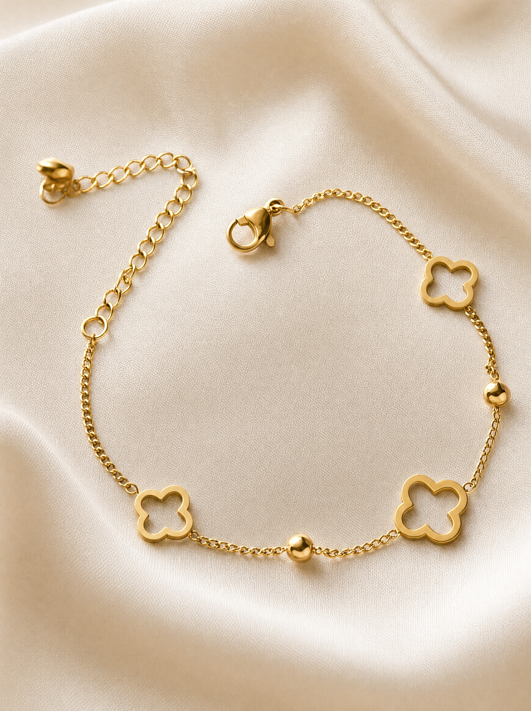 Four-leaf clover chain bracelet, 18K gold plated, flat lay detail