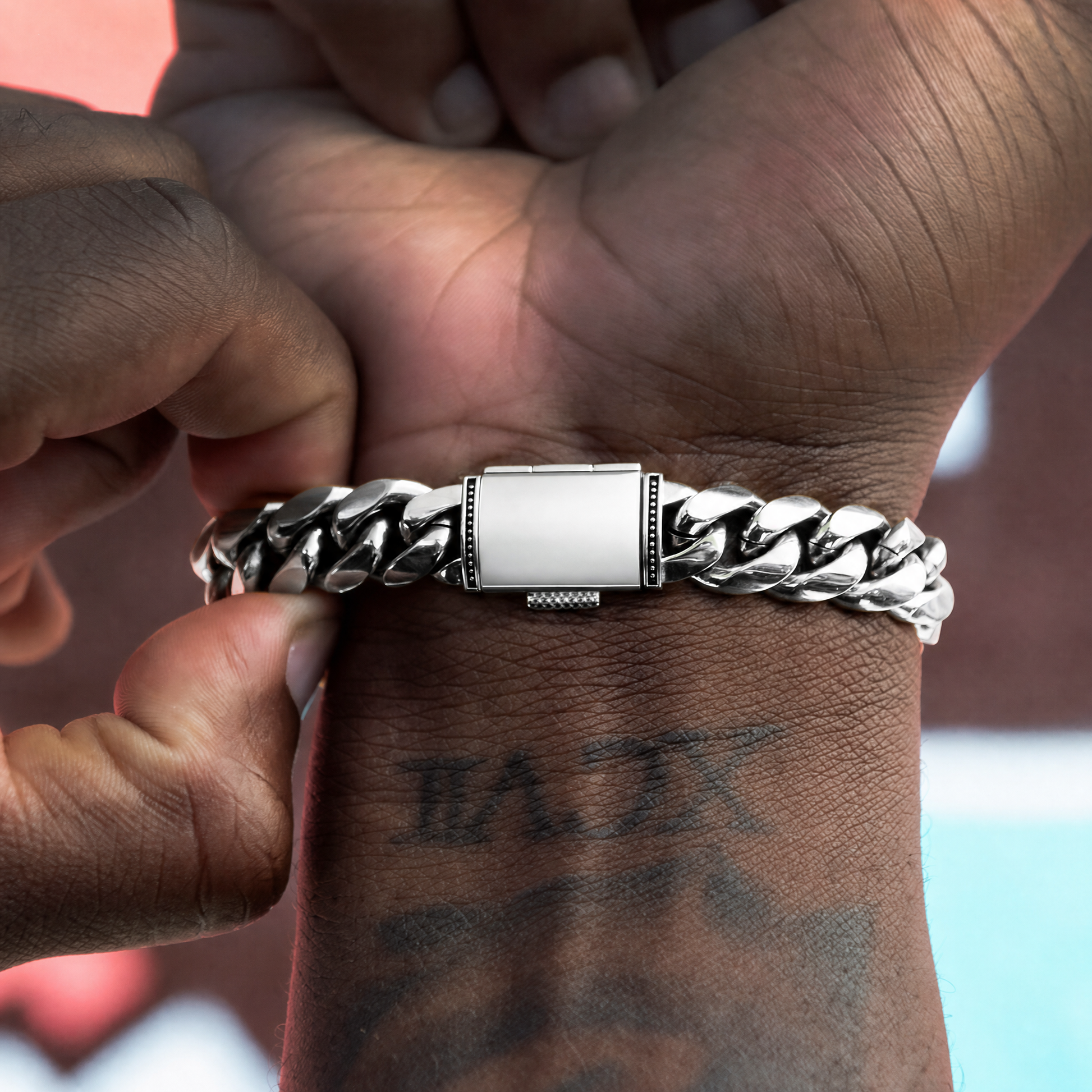 Saphir Cuban link bracelet in silver, clasp detail