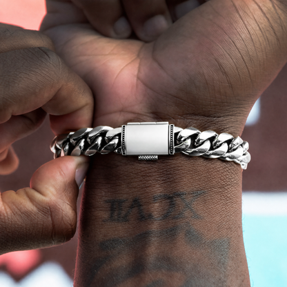 Saphir Cuban link bracelet in silver, clasp detail