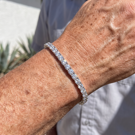 Man wearing a 925 silver plated Saphir simulated-diamond tennis bracelet